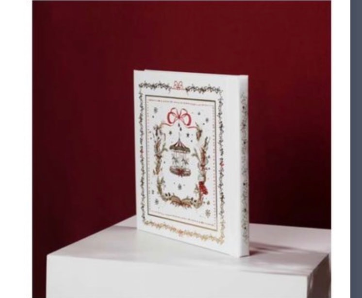 Álbum 20x20 em pedestal com ilustração natalícia dourada